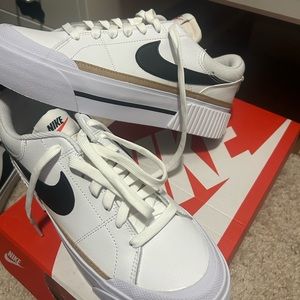 Women’s Nike court legacy lift